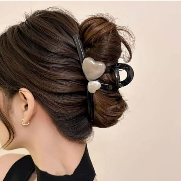 Heart-Accented Matte Black Claw Hair Clip